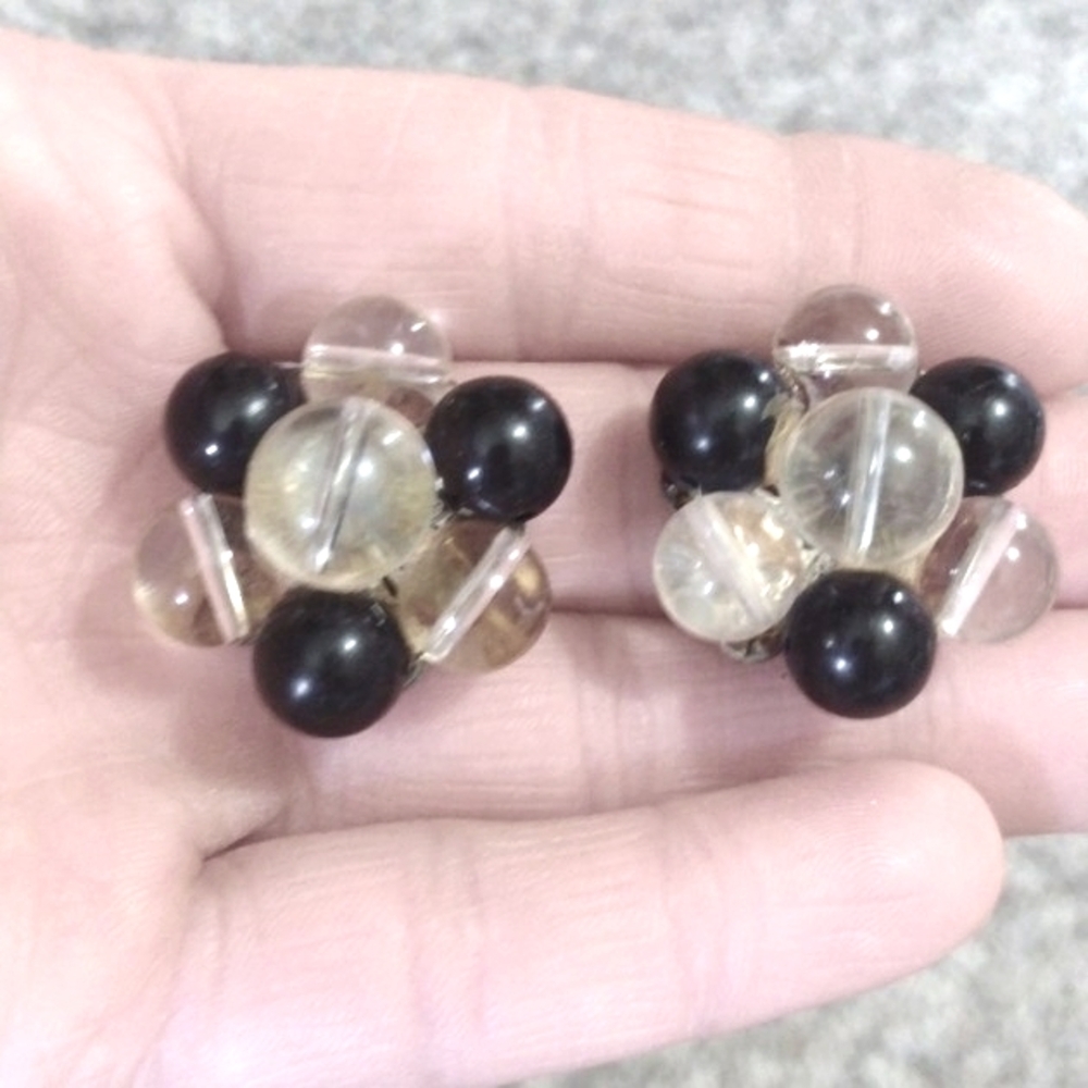 VINTAGE 50s CLEAR BLACK CLUSTERED BUBBLE BEADED SILVER-TONE CLIP-ON 1" EARRINGS
